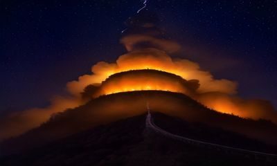 东京秋叶原街道夜景，霓虹灯招牌林立，动漫文化与现代科技融合，展现日本流行文化的一级活力